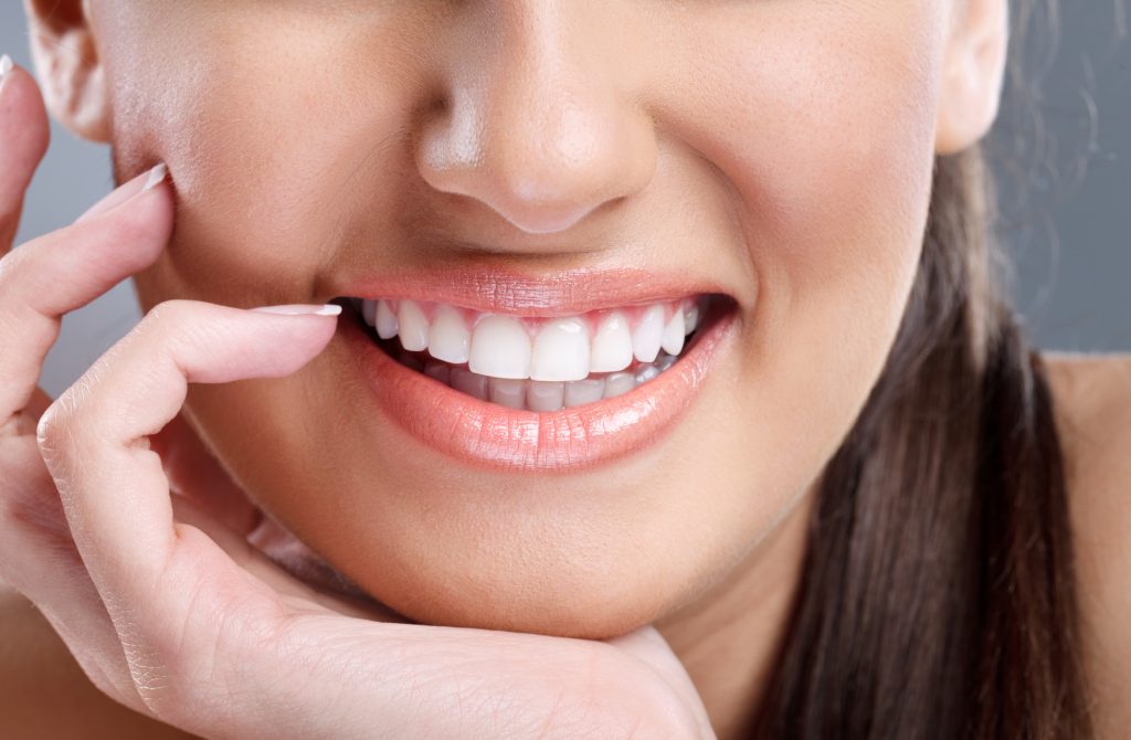 Women smiling with her teeth